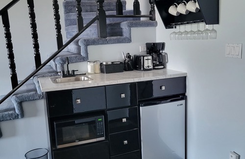 Regional District of Nanaimo Cama Y Desayuno | Quaint Tudor Retreat - pet friendly, ocean view, minutes from beach