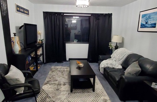 Regional District of Nanaimo Cama Y Desayuno | Quaint Tudor Retreat - pet friendly, ocean view, minutes from beach