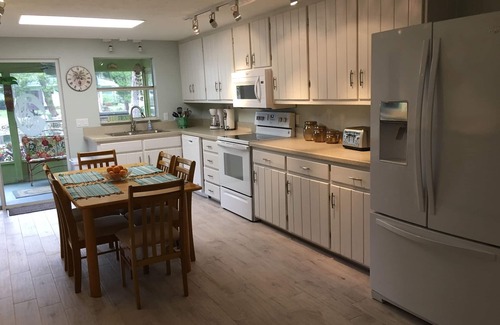 Homosassa Cabaña | Pintoresco Waterfront Cottage-75 pies. Muelle de botes