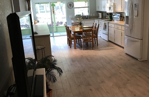 Homosassa Cabaña | Pintoresco Waterfront Cottage-75 pies. Muelle de botes