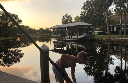 Homosassa Cabaña | Pintoresco Waterfront Cottage-75 pies. Muelle de botes