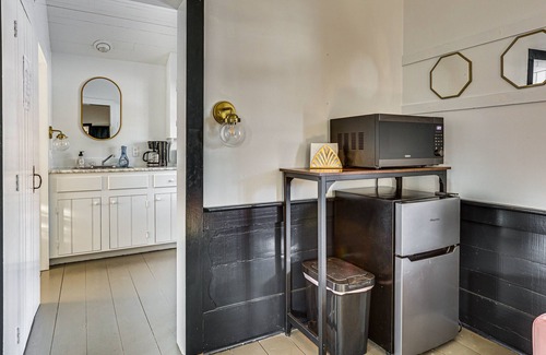 Dundee Cabaña | Quaint Winesburg Cottage w/ Porch & Pond!