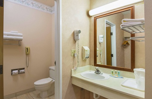 Raisin Hotel | Quality Inn Fresno Yosemite Airport