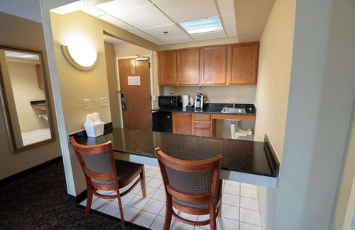 Mansfield Hotel | Quality Inn & Suites Downtown Mansfield