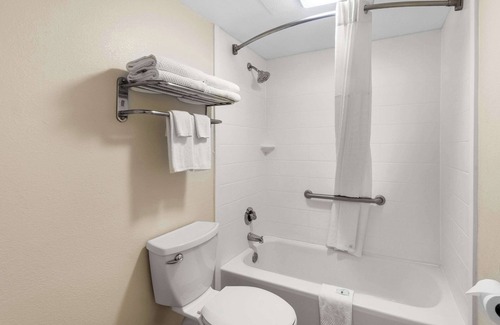 Tullahoma Hotel | Quality Inn Tullahoma