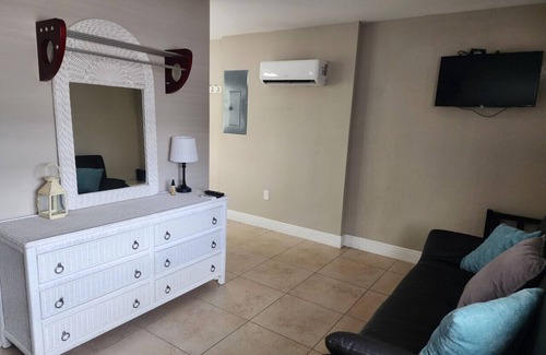 East Naples Villa | ¡Estudio con acceso a la piscina y al canal en Bayshore Inn & Docks!