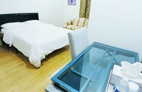 New London Hotel | Queen, exclusive Bath, Free Wi-Fi, Self check in