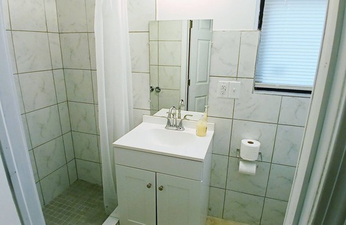 New London Hotel | Queen, exclusive Bath, Free Wi-Fi, Self check in