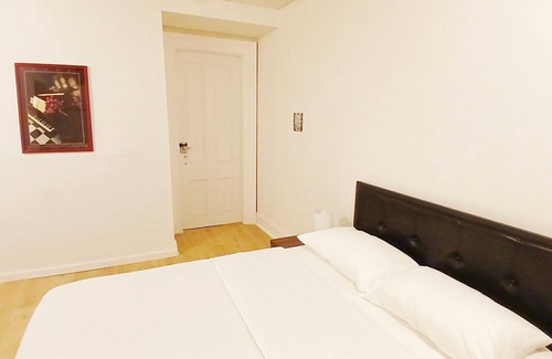 New London Hotel | Queen, exclusive Bath, Free Wi-Fi, Self check in