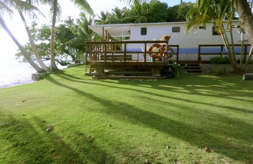 Merizo Casa | Queen Malesso Houseboat
