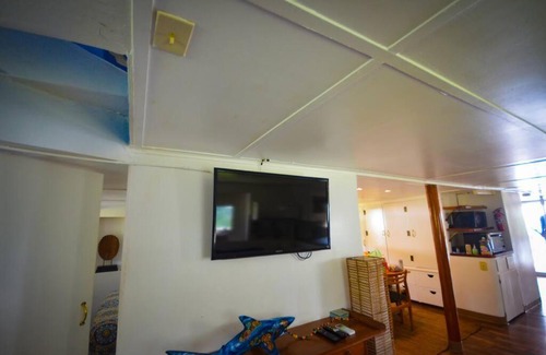 Merizo Casa | Queen Malesso Houseboat