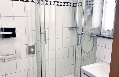 Unterrath Hotel | Queen-Single-Superior-Baño en la habitacion