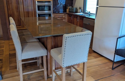 Queenstown Cabaña | Quentin's Cottage - a cosy retreat by Mt Owen - close to town and trails!