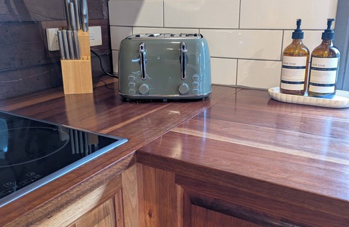 Queenstown Cabaña | Quentin's Cottage - a cosy retreat by Mt Owen - close to town and trails!