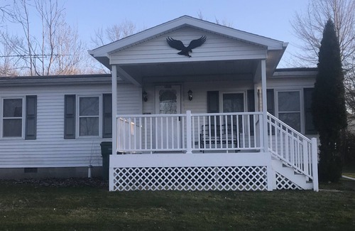 Albion Casa | Quiet, 3 bedroom & 1 bath get-a-way. Near Lake Erie for fishing & skiing resorts