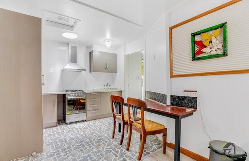 Springfield Lakes Casa | Quiet 5 bedrooms House located Springfield lake