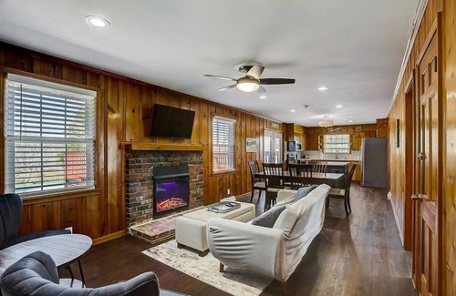 Hermitage Casa | Quiet Cabin on Private Acre, 5 min to I-40 & shopping &15 to Downtown Nashville!