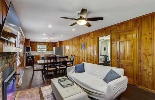 Hermitage Casa | Quiet Cabin on Private Acre, 5 min to I-40 & shopping &15 to Downtown Nashville!