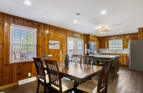 Hermitage Casa | Quiet Cabin on Private Acre, 5 min to I-40 & shopping &15 to Downtown Nashville!