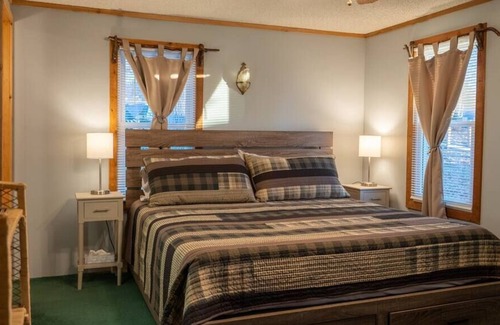 Climax Springs Casa | Quiet Cabin with Relaxing views in Climax Springs