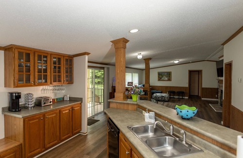 Starkville Casa | Quiet country living in a newly remodeled mobile home on 1.5 acres - 7 mi to MSU