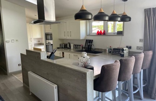 Widemouth Bay Cabina | Quiet countryside 3-bedroom chalet with a Hot Tub