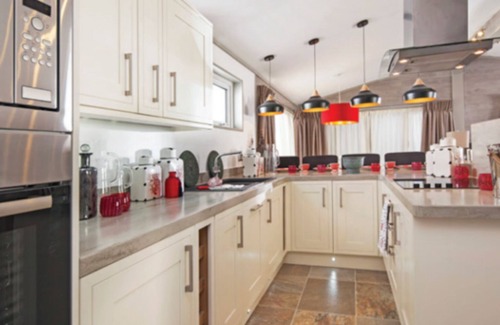 Widemouth Bay Cabina | Quiet countryside 3-bedroom chalet with a Hot Tub