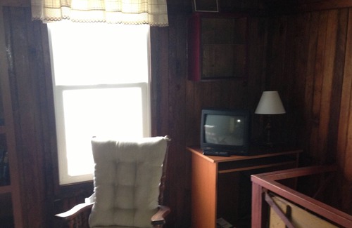 Fancher Cabaña | Cabaña tranquila y acogedora con dos frentes de agua, en el lago Ontario y Johnson's Creek