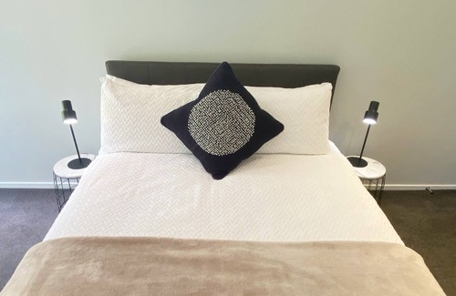 Lake Hayes Casa | Quiet Escape with Garden View