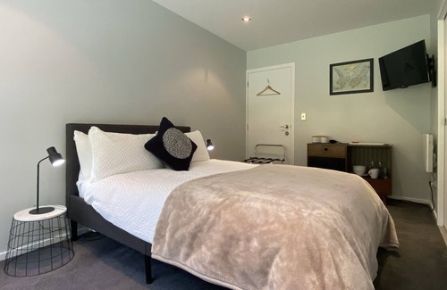 Lake Hayes Casa | Quiet Escape with Garden View