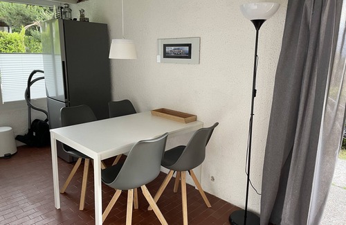 Aer Casa | Casa de vacaciones tranquila y familiar en un complejo vacacional con piscina y vista al lago