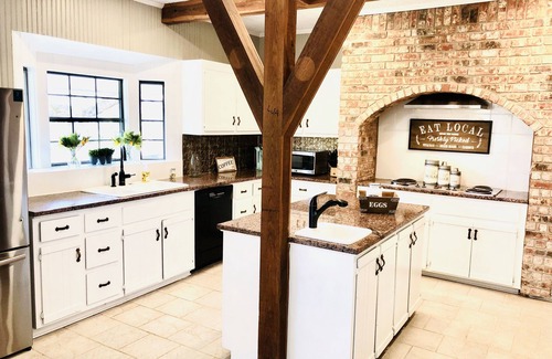Liberty Hill Otro | Quiet Farmhouse surrounded by 50 acres