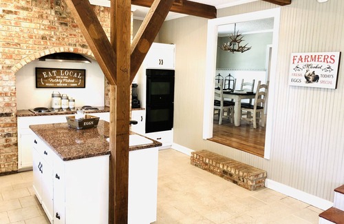 Liberty Hill Otro | Quiet Farmhouse surrounded by 50 acres