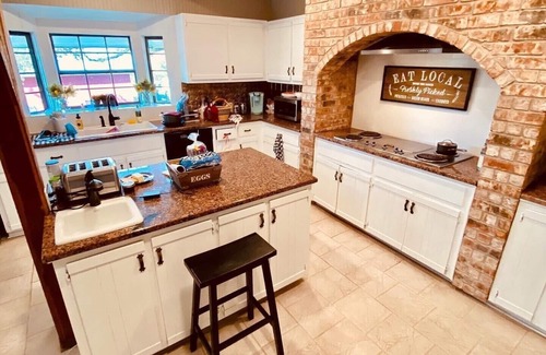 Liberty Hill Otro | Quiet Farmhouse surrounded by 50 acres