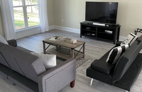 Jesup Casa | Quiet lake front property in peaceful neighborhood setting.