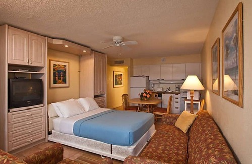 Holmes Beach Complejo | Quiet Oceanfront Resort located on Anna Maria Island May 3- May 10, 2025