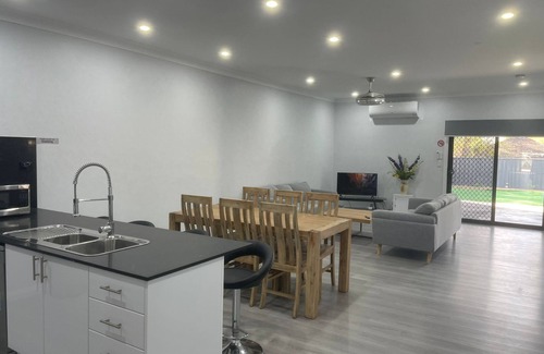 Mount Druitt Casa | Quiet Spacious Family House Mt Druitt - 11 bedrooms