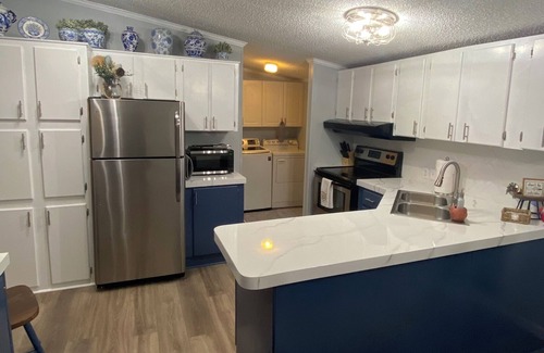 Townville Cabaña | Quiet Waterfront Cottage on Lake Hartwell near Clemson w/ Hot Tub and Slip Dock