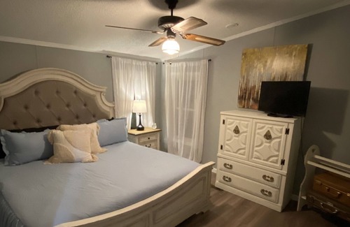 Townville Cabaña | Quiet Waterfront Cottage on Lake Hartwell near Clemson w/ Hot Tub and Slip Dock