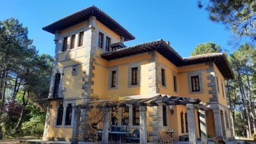 Navalperal de Pinares Apartamento | QUINTA ARENlLLAS Palacete en una finca privada de 7 hectáreas de pinar