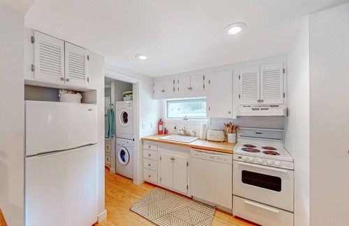 Meredith Cabaña | Quintessential lakeside cottage with swimming, picnic tables, & mountain view