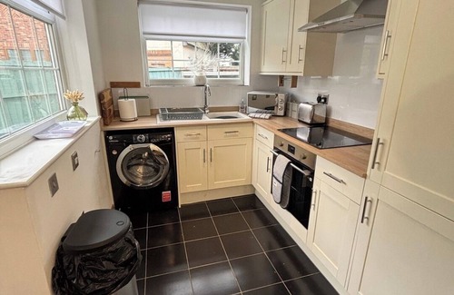Brentwood Casa | Quirky 2-Bed Brentwood Home Near High St and Station