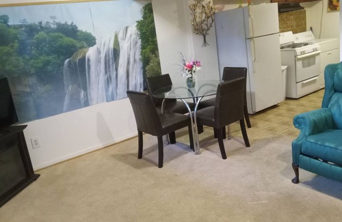 Forest Park Apartamento | Quite cozy two bedroom one bath private leisure get a way....