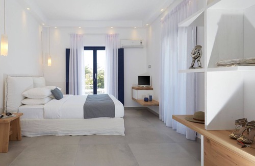 Exo Gialos Villa | R 1475 Petra Amor Hideaway Villas