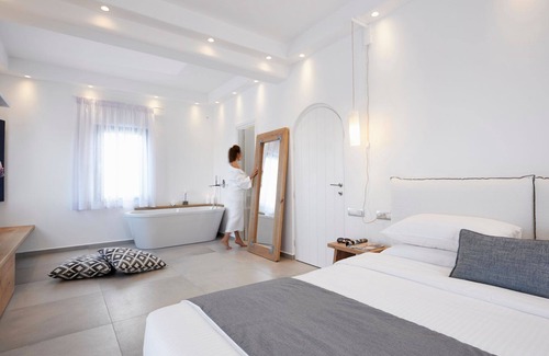 Exo Gialos Villa | R 1475 Petra Amor Hideaway Villas