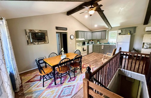 Mammoth Spring Casa | R&R cabin is a cozy 2-bedroom house in Mammoth Spring with a Spring River view!