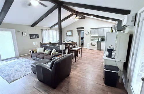 Mammoth Spring Casa | R&R cabin is a cozy 2-bedroom house in Mammoth Spring with a Spring River view!
