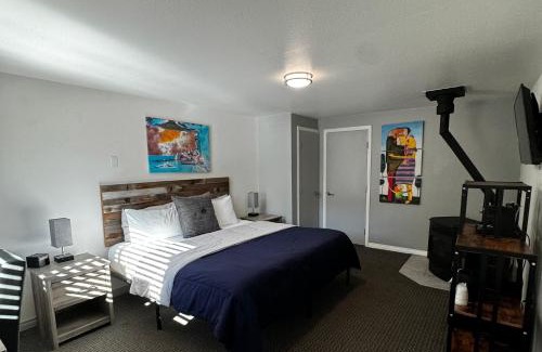 Guerneville Hotel | R3 Hotel LGBTQIA All Welcome Adults Only