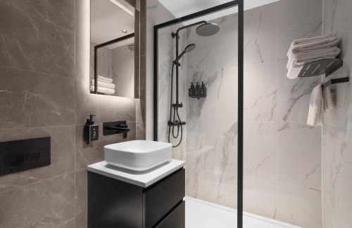 Lowfield Heath Hotel | Radisson RED London Gatwick Airport