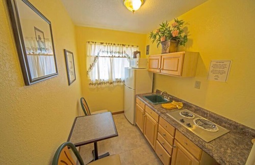 West Colorado Springs Hotel | Rainbow Lodge and Inn